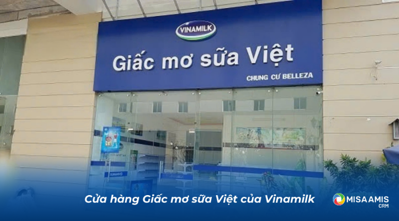 Hình ảnh khách hàng đang chọn mua sản phẩm Vinamilk tại điểm bán lẻ (siêu thị hoặc cửa hàng), thể hiện sự dễ dàng tiếp cận và lựa chọn sản phẩm, đóng góp vào sự hài lòng của khách hàng đối với Vinamilk